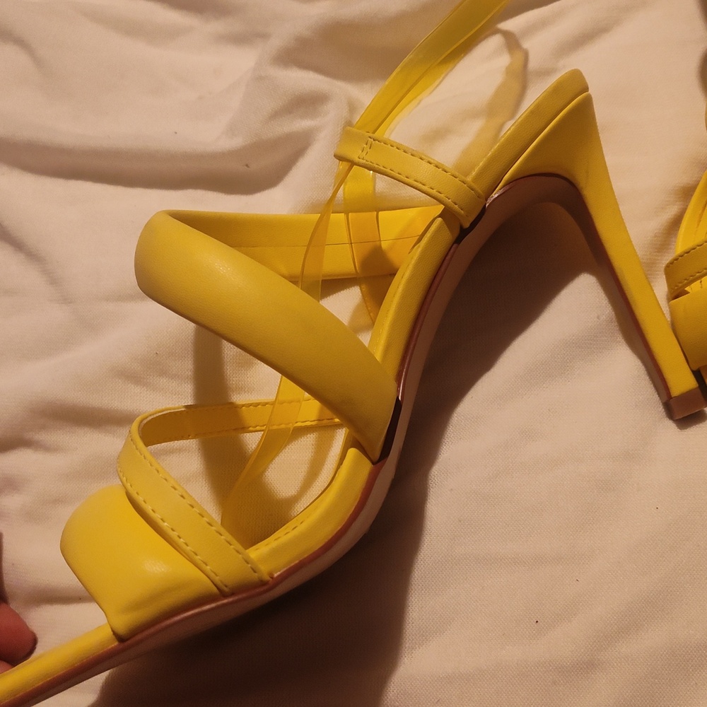 Shoe's - Picture 2 of 5